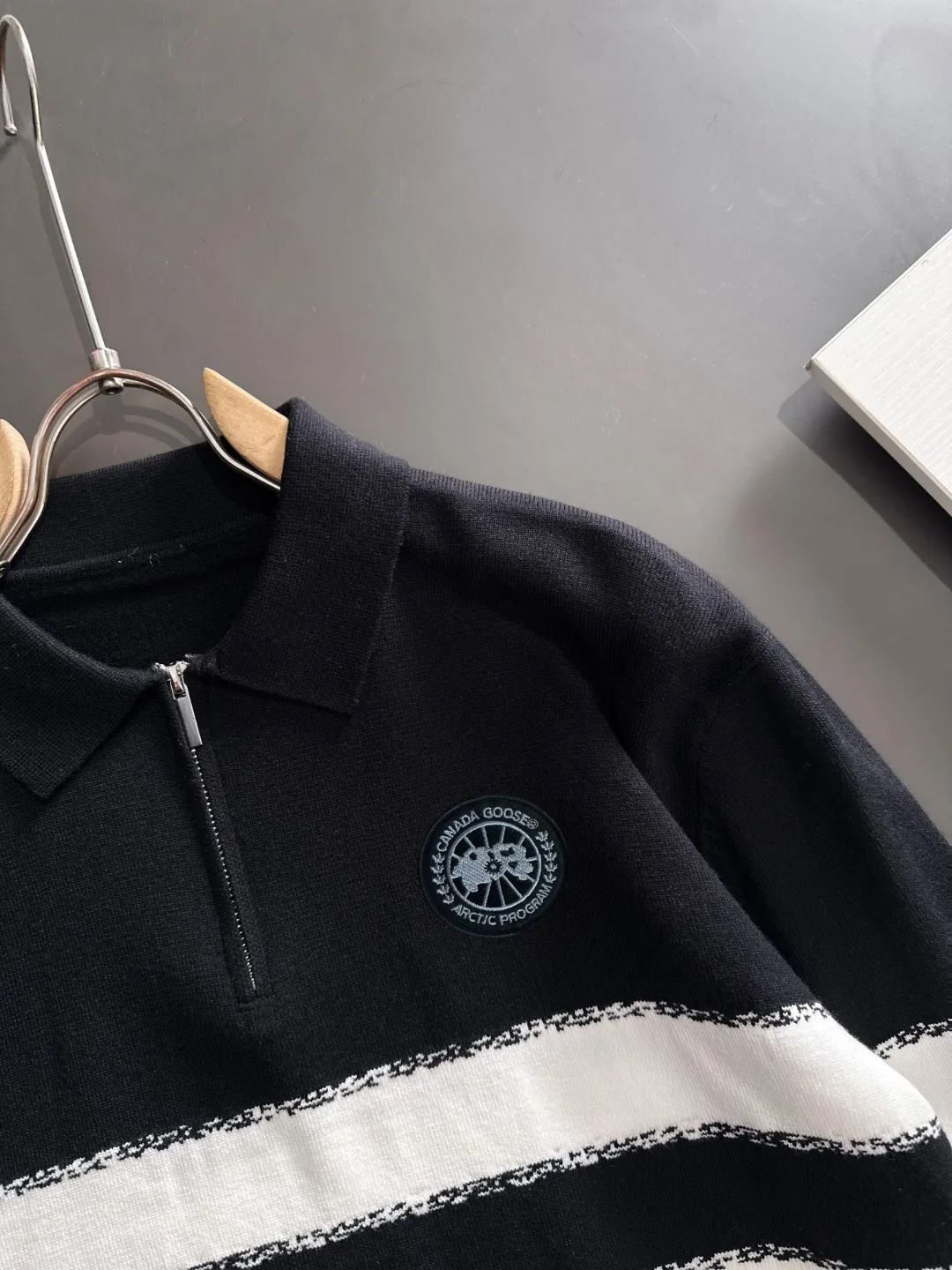 Next day shipping P360 Big Goose 2025 official website latest autumn and winter sweaters, popular models are on sale at the same time at the counter! Specially made of wool blended fabric. It feels comfortable and can be directly in contact with the skin. The logo badge is exquisitely embroidered, which is extremely eye-catching! The details highlight the fashionable charm of big brands. Exquisite workmanship. Three-dimensional cutting style. The wearing effect is invincible and handsome! All three standards are complete! Size: M-3XL